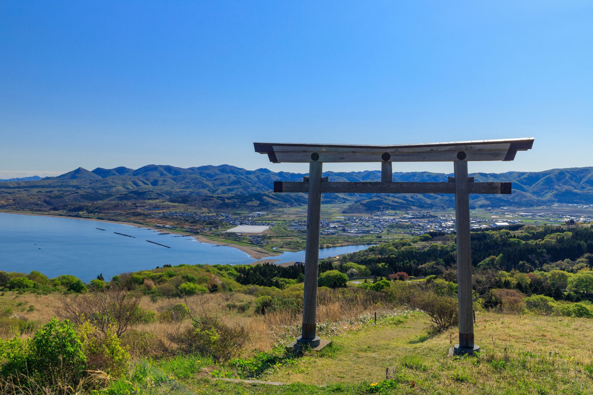 夷王山の鳥居から望む上ノ国のまちなみと日本海