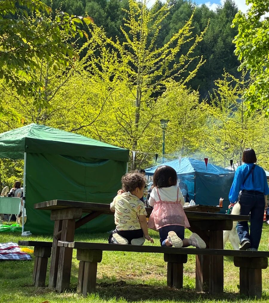 キャンプ場のテーブルで遊ぶ子どもたち