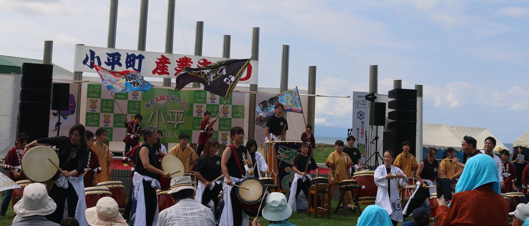 おびら産業まつりで太鼓を演奏するまちの人たち